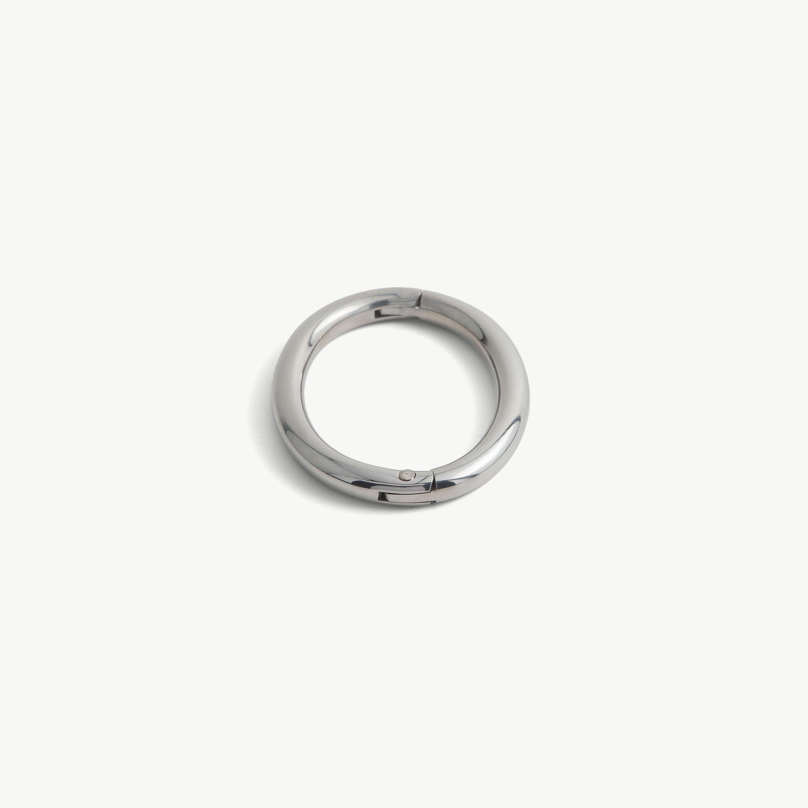 deSade silver wrist bracelet seen from the front with the seamless hidden hex lock