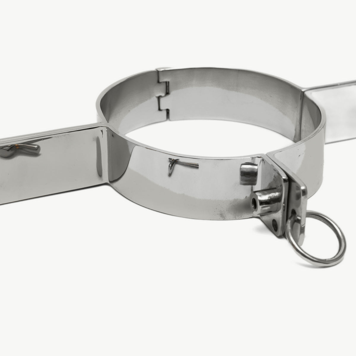 Close-up of the pillory's hinged neck ring with locking plate and O-ring