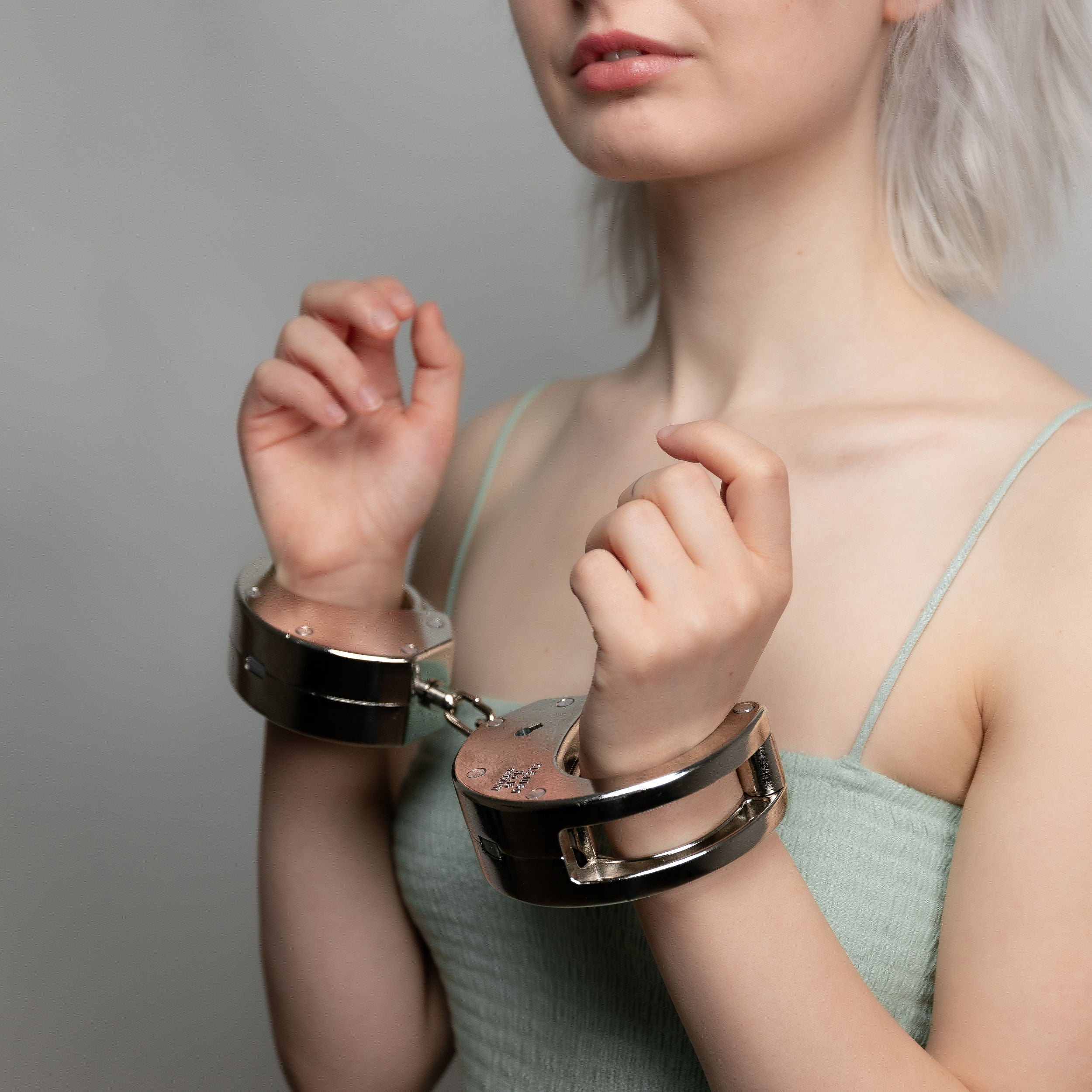 Clejuso No. 15 handcuffs, close view