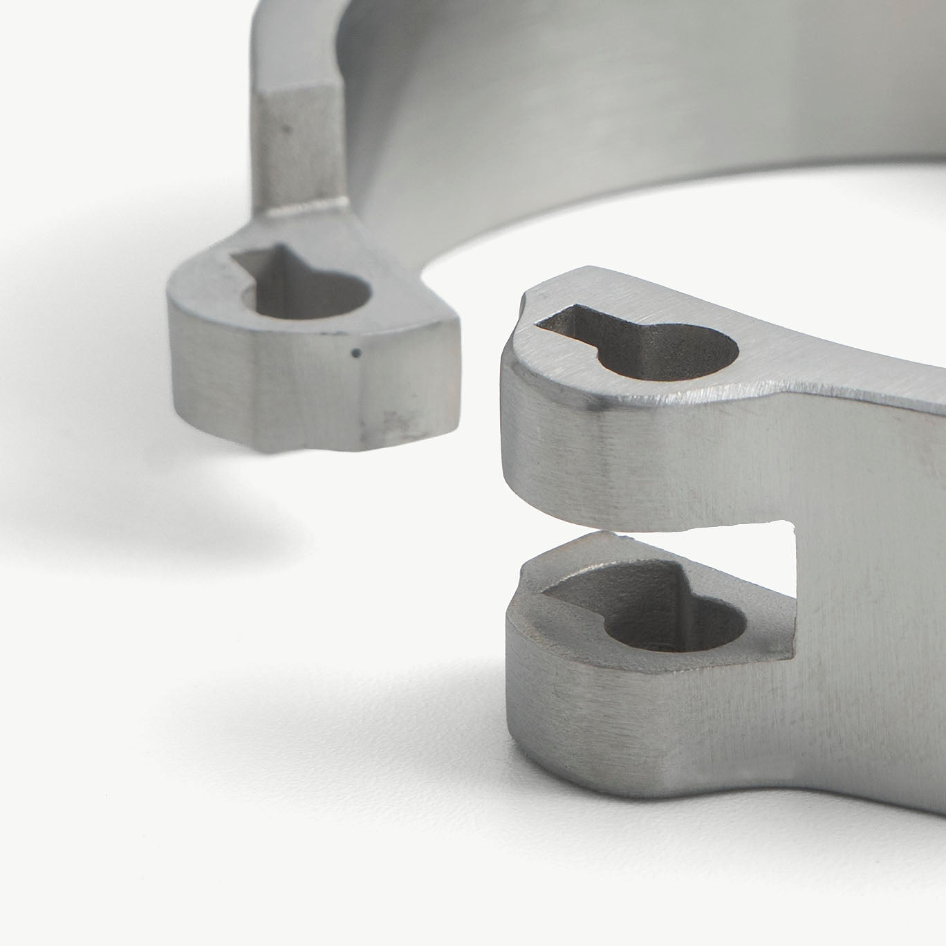 Close-up of the flat legcuffs' lock band and connecting chain link